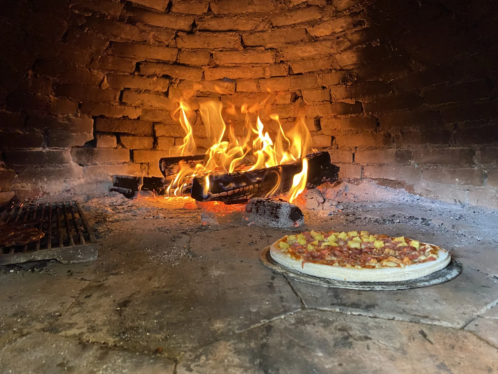 Restaurante, degustaciones y recorridos entre la viña